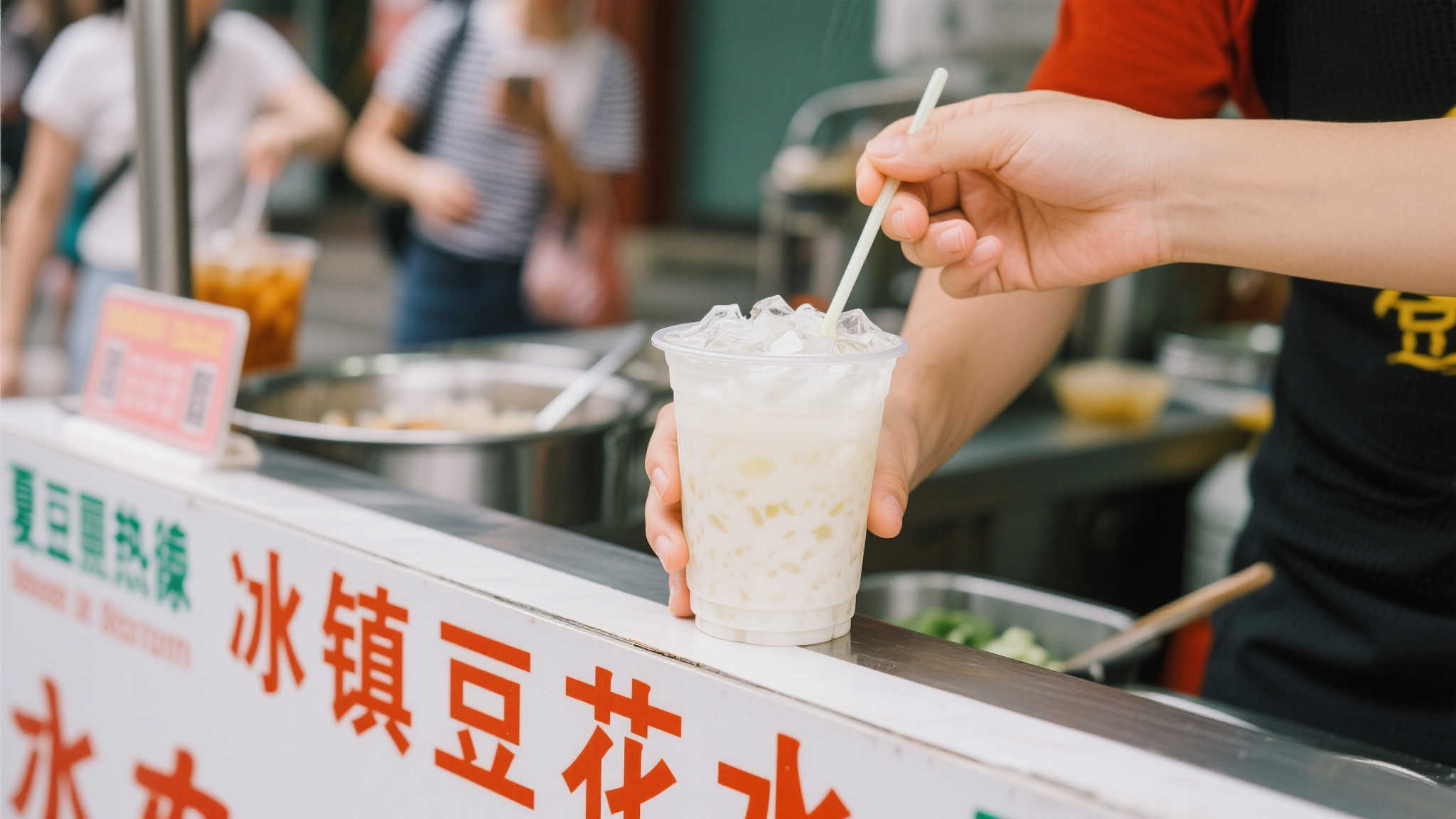 此外，夏季炎热时，“冰镇豆花水”尤为畅销。轻轻一口